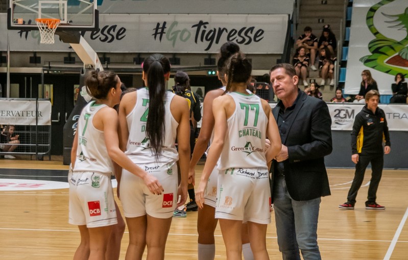 Le coach Guy Prat avec ses joueuses de l'ASVEL Villeurbanne Basket Féminin